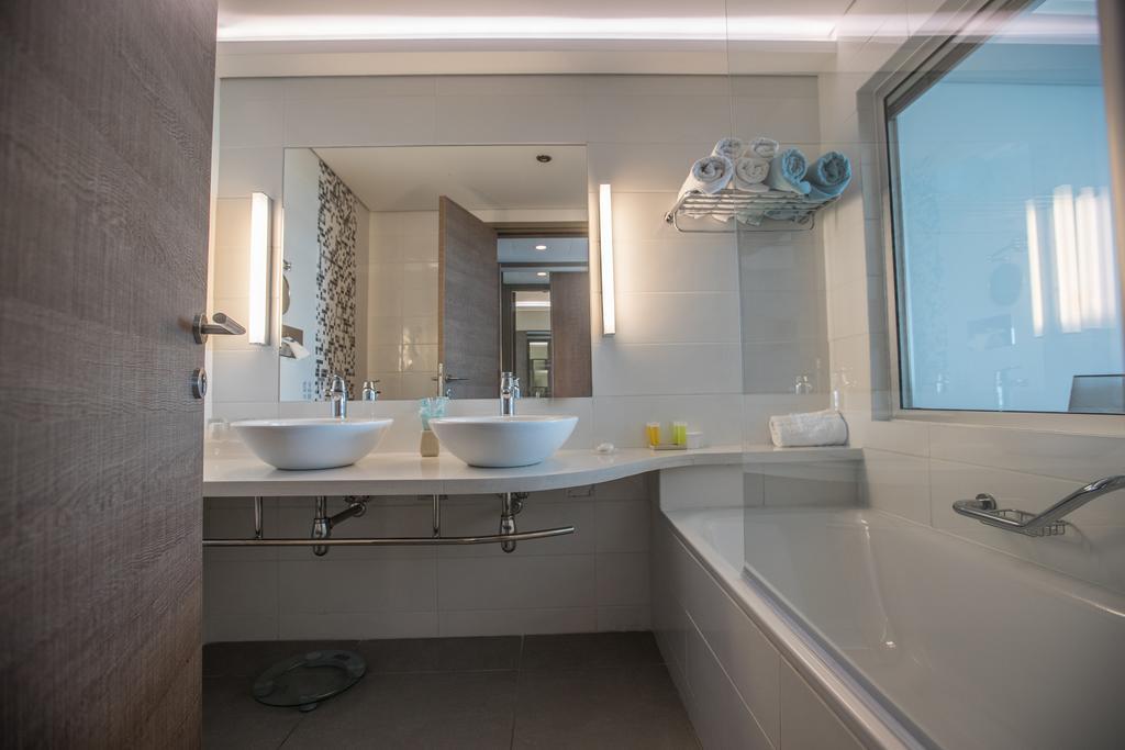 Deluxe Double or Twin Room Side Sea View,318453325:JPEG